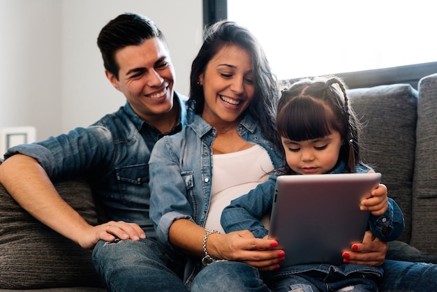 Famiglia felice che utilizza tablet a casa.