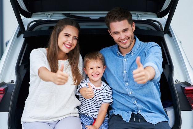 famiglia felice che va a fare un viaggio in auto