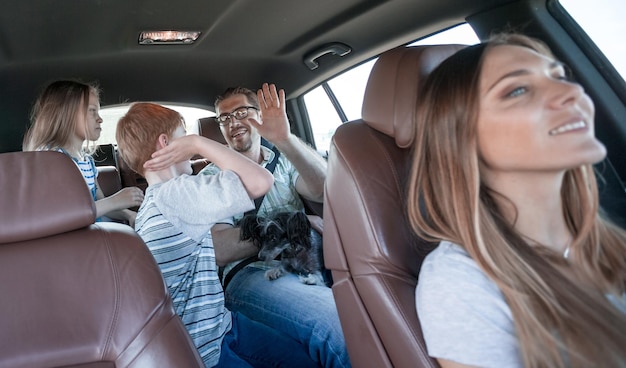 Famiglia felice che viaggia in macchina