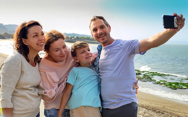 Famiglia felice colombiana che scatta una foto d'archivio selfie