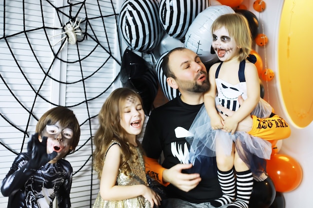 famiglia felice con bambini in costume e trucco per la celebrazione di Halloween