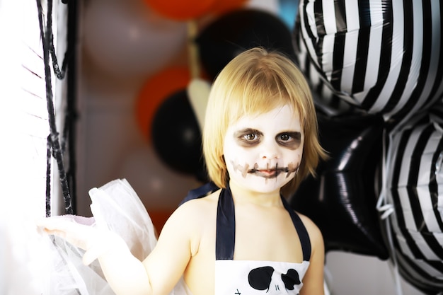 famiglia felice con bambini in costume e trucco per la celebrazione di Halloween