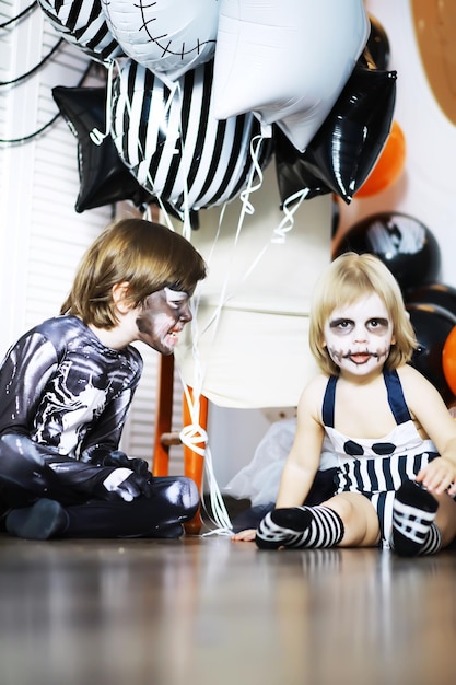 Famiglia felice con bambini in costume e trucco per la celebrazione di Halloween