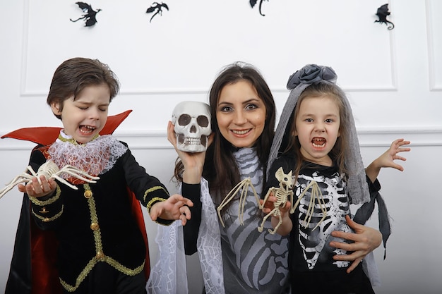 Famiglia felice con bambini in costumi di strega e vampiro in una casa in vacanza Halloween