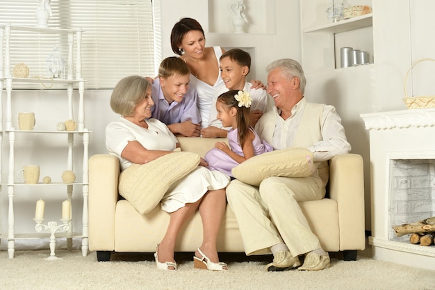 Famiglia felice con bambini sul divano in soggiorno