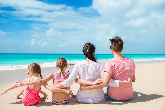 Famiglia felice con bambini sulla spiaggia