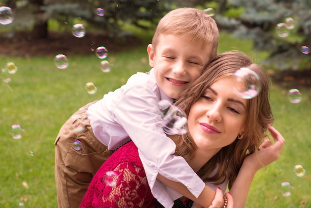 famiglia felice con bambino insieme nel parco