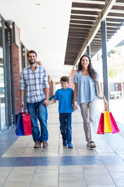 Famiglia felice con borse della spesa