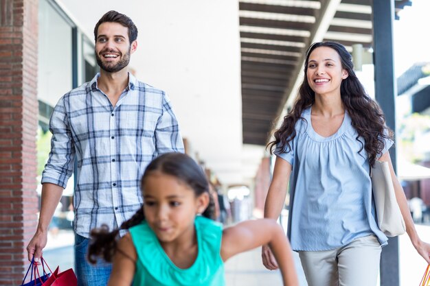 Famiglia felice con borse della spesa