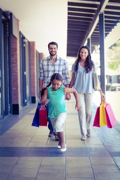 Famiglia felice con borse della spesa