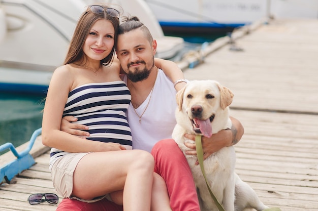 famiglia felice con donna incinta e cane