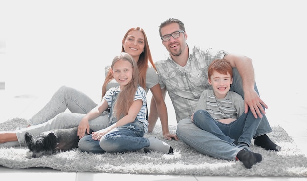 Famiglia felice con due bambini e un cane