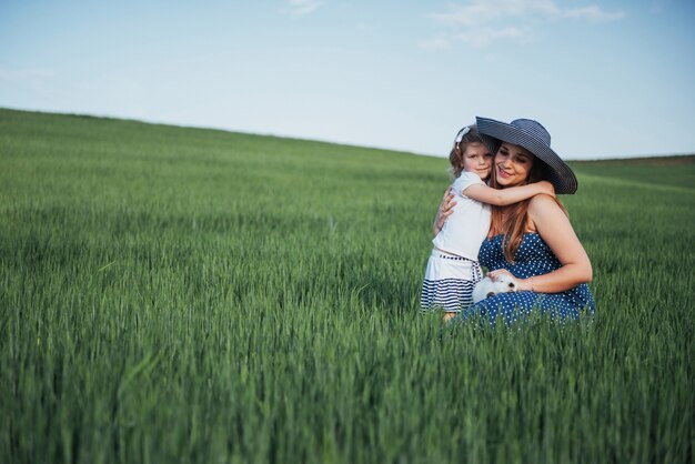 Famiglia felice con due persone che abbracciano nelle strade