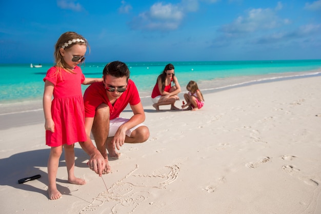 Famiglia felice con due ragazze in vacanza estiva