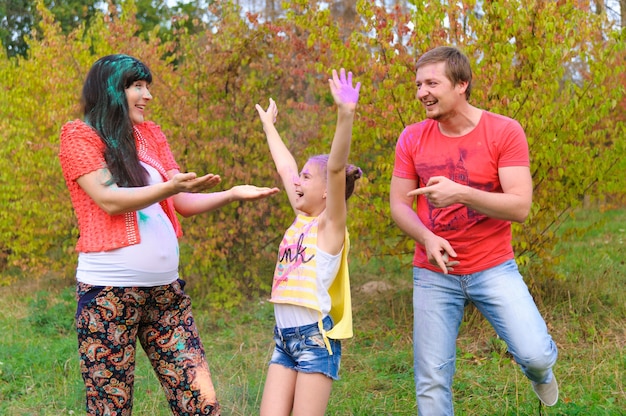 Famiglia felice con facce dipinte di holi