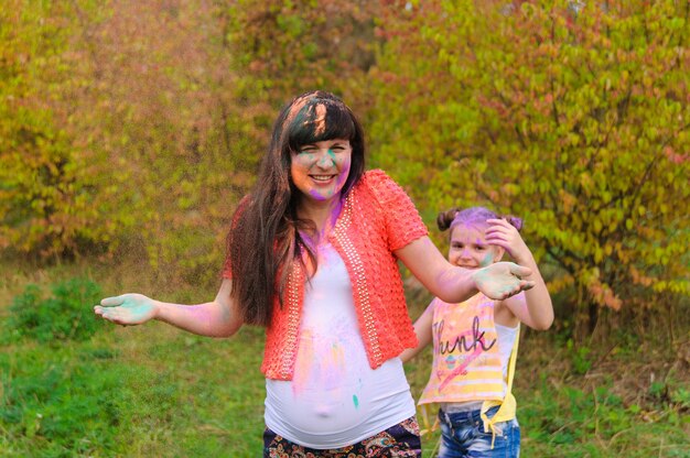 Famiglia felice con facce dipinte di holi