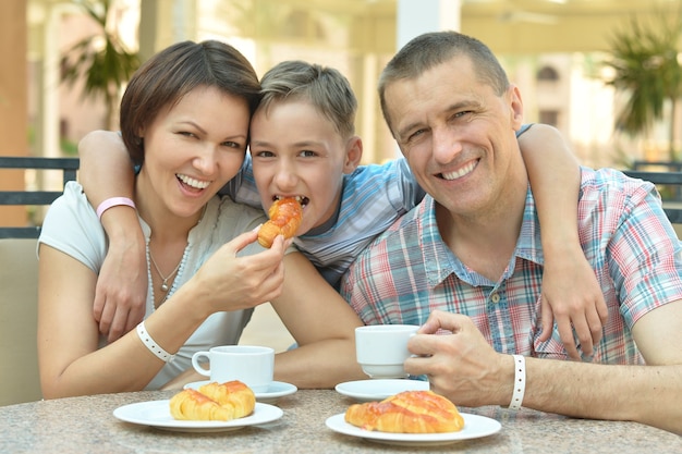 Famiglia felice con figlio a colazione sul tavolo