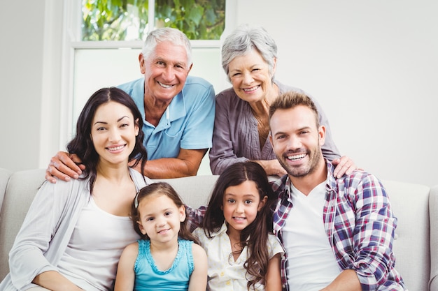 Famiglia felice con i nonni