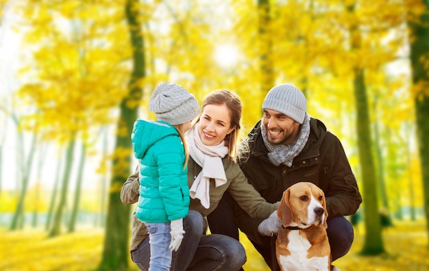 famiglia felice con il cane beagle nel parco d'autunno