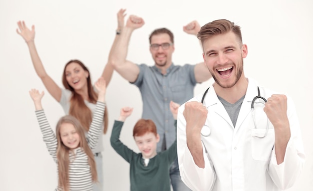 Famiglia felice con il loro medico di famiglia il concetto di salute