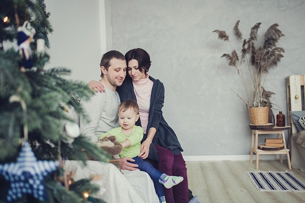 Famiglia felice con la piccola figlia che si siede sul divano