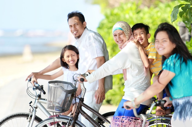 Famiglia felice con le biciclette