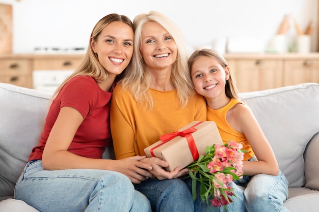 Famiglia felice con regali e sorrisi interno della casa