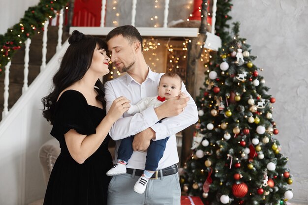 Famiglia felice con un bambino che celebra il Natale