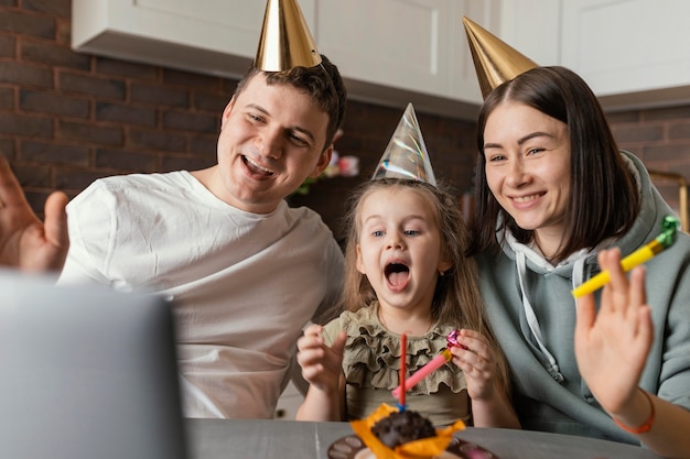 Famiglia felice del colpo medio che celebra il compleanno