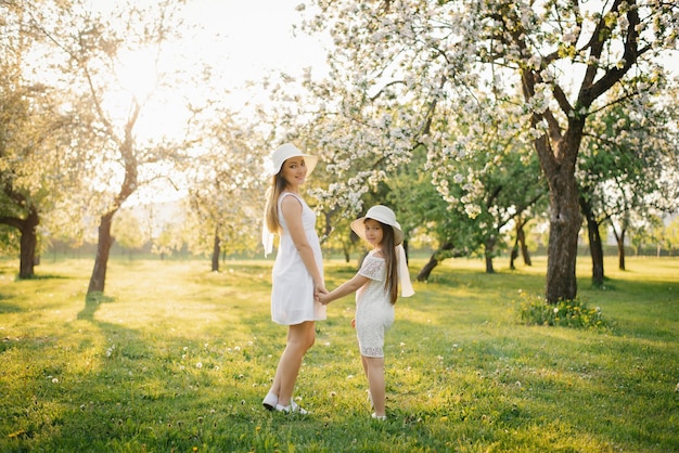 Famiglia felice della mamma con la loro bella figlia all'aperto