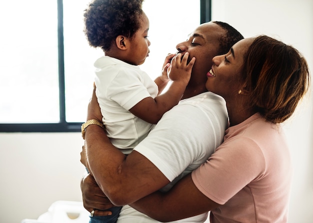 Famiglia felice di discendenza africana