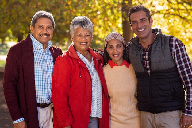 Famiglia felice di due generazioni al parco