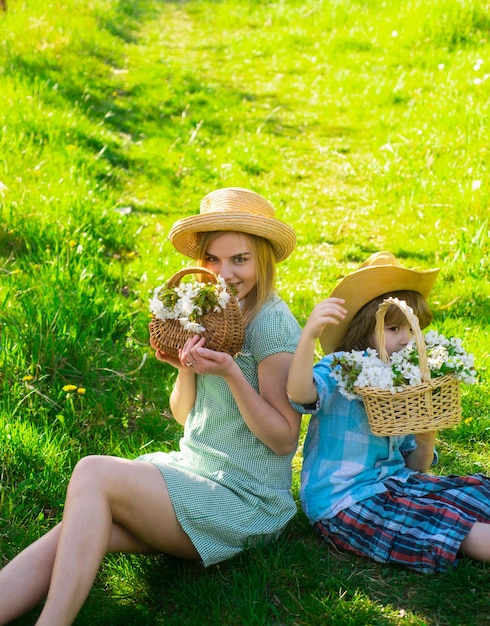 Famiglia felice di estate al parco. Madre e bambino al picnic di primavera. Tempo libero all'aperto.