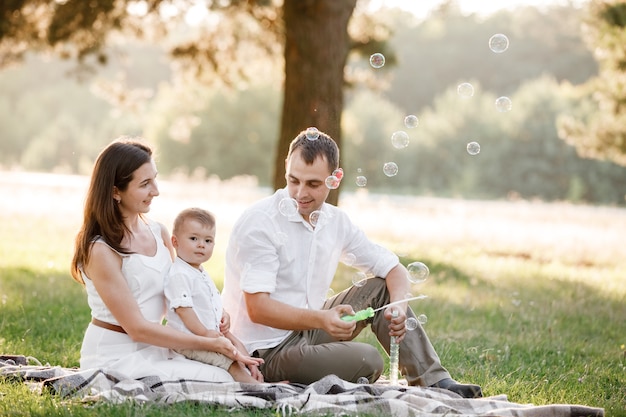 Famiglia felice di trascorrere del tempo insieme in una soleggiata giornata estiva