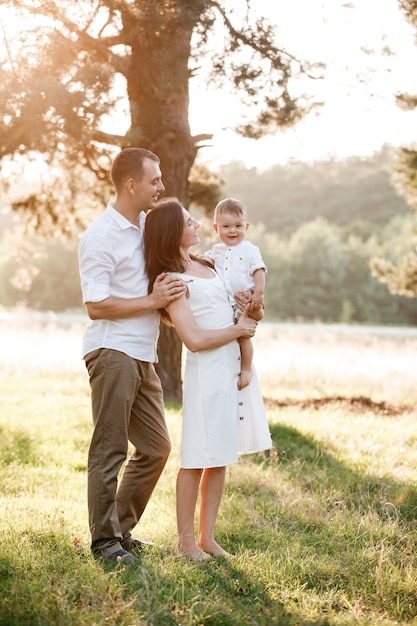 Famiglia felice di trascorrere del tempo insieme in una soleggiata giornata estiva