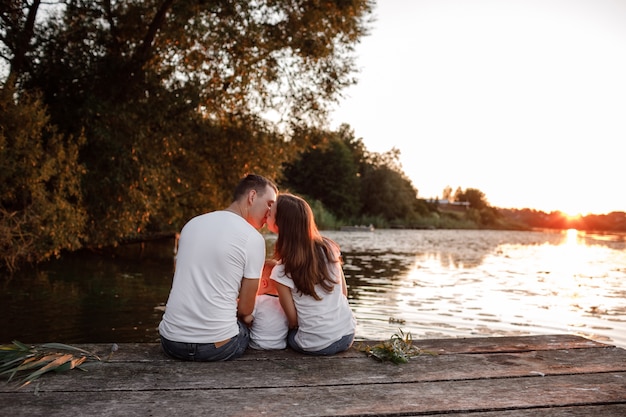 Famiglia felice di trascorrere del tempo insieme in una soleggiata giornata estiva