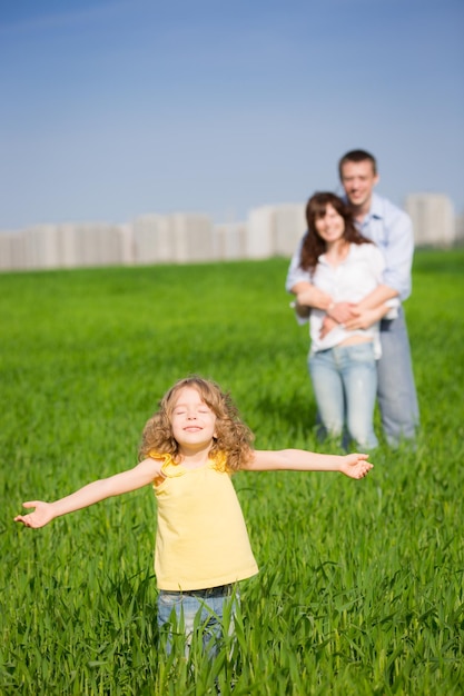 Famiglia felice divertendosi all'aperto nel campo primaverile