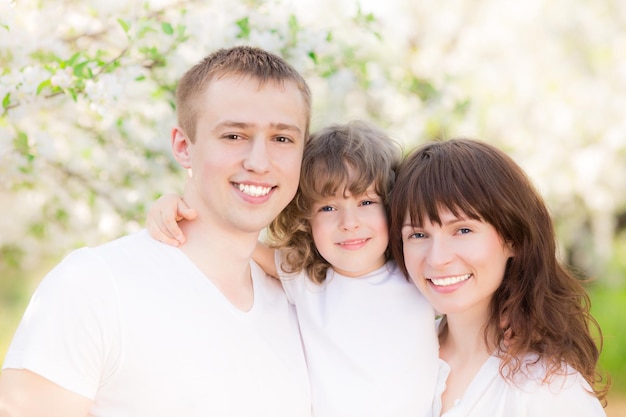 Famiglia felice divertendosi all'aperto nel giardino di primavera