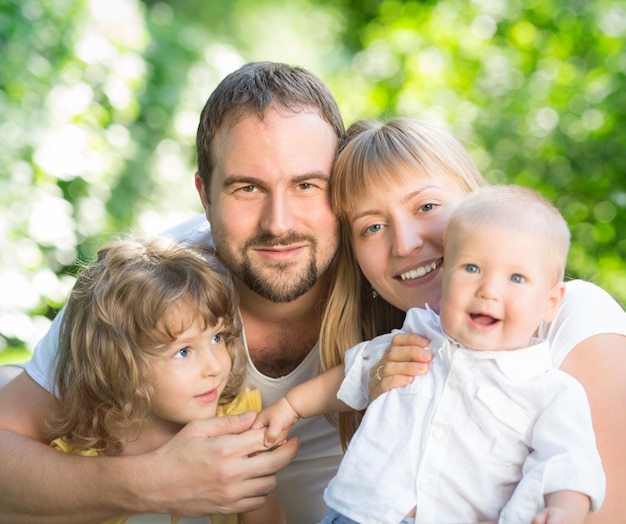 Famiglia felice divertendosi all'aperto nel parco di primavera