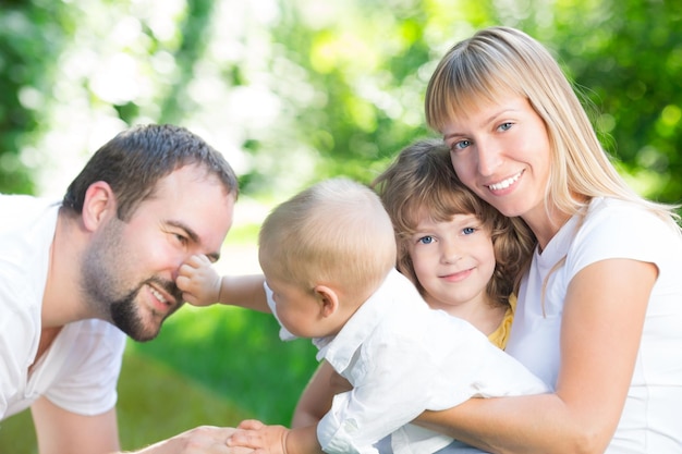 Famiglia felice divertendosi all'aperto nel parco di primavera