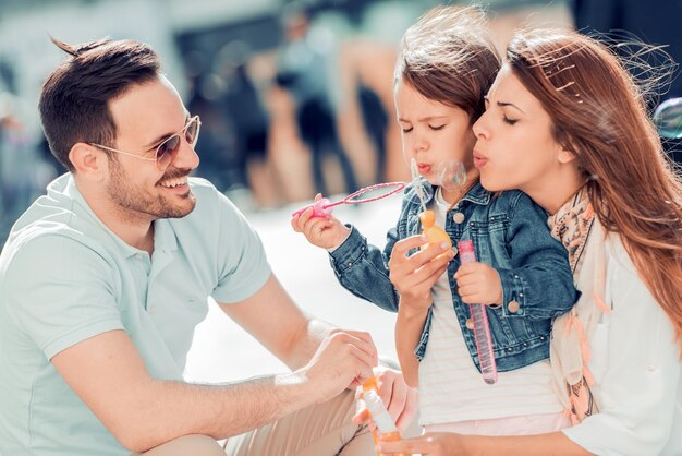 Famiglia felice divertirsi all'aperto