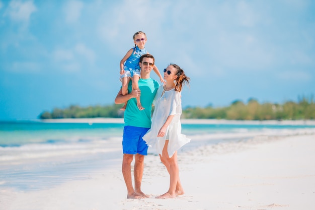 Famiglia felice divertirsi su una spiaggia tropicale