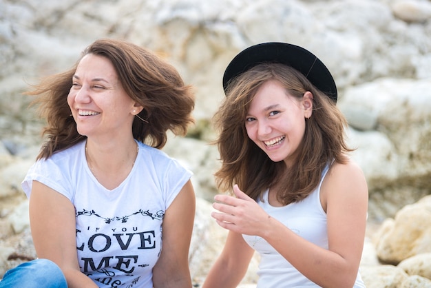 Famiglia felice divertirsi sulla bellissima spiaggia soleggiata.