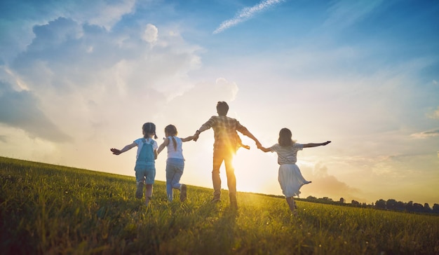 Famiglia felice durante la passeggiata estiva