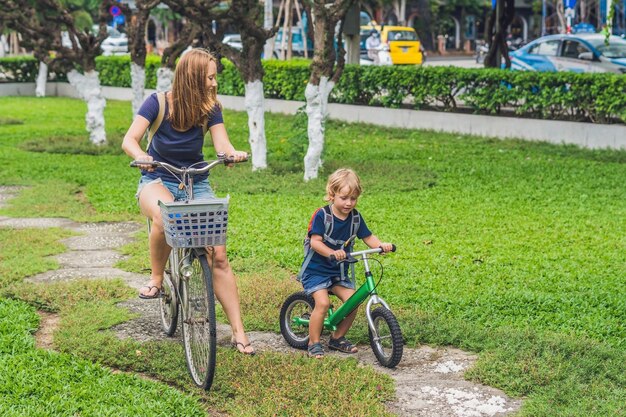 Famiglia felice è andare in bicicletta all'aperto e sorridere