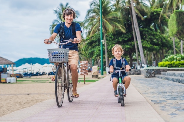 Famiglia felice è andare in bicicletta all'aperto e sorridere