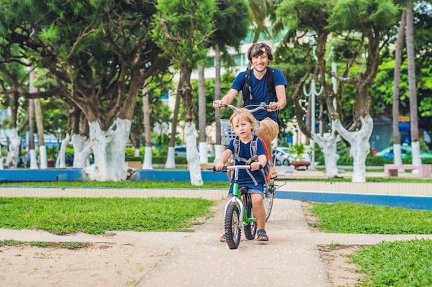 Famiglia felice è andare in bicicletta all'aperto e sorridere