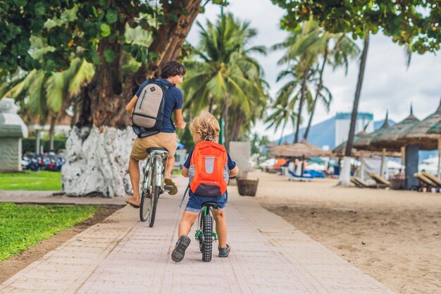 Famiglia felice è andare in bicicletta all'aperto e sorridere