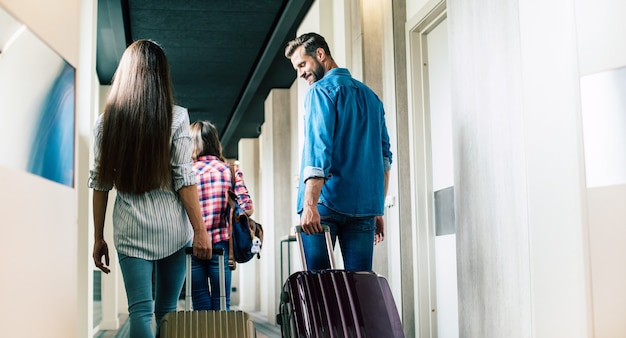 Famiglia felice entusiasta di andare in vacanza