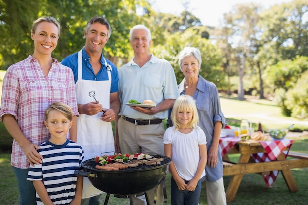 Famiglia felice facendo barbecue nel parco